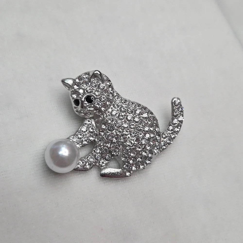 Women's Silver Cat With Ball Pearl Brooch Retro Style Pin Rhinestones Elegant